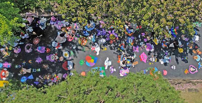 지난 29일 오후 충남 아산 당림미술관에서 어린이들이 바닥그림을 그리고 있다. 백소아 기자 thanks@hani.co.kr