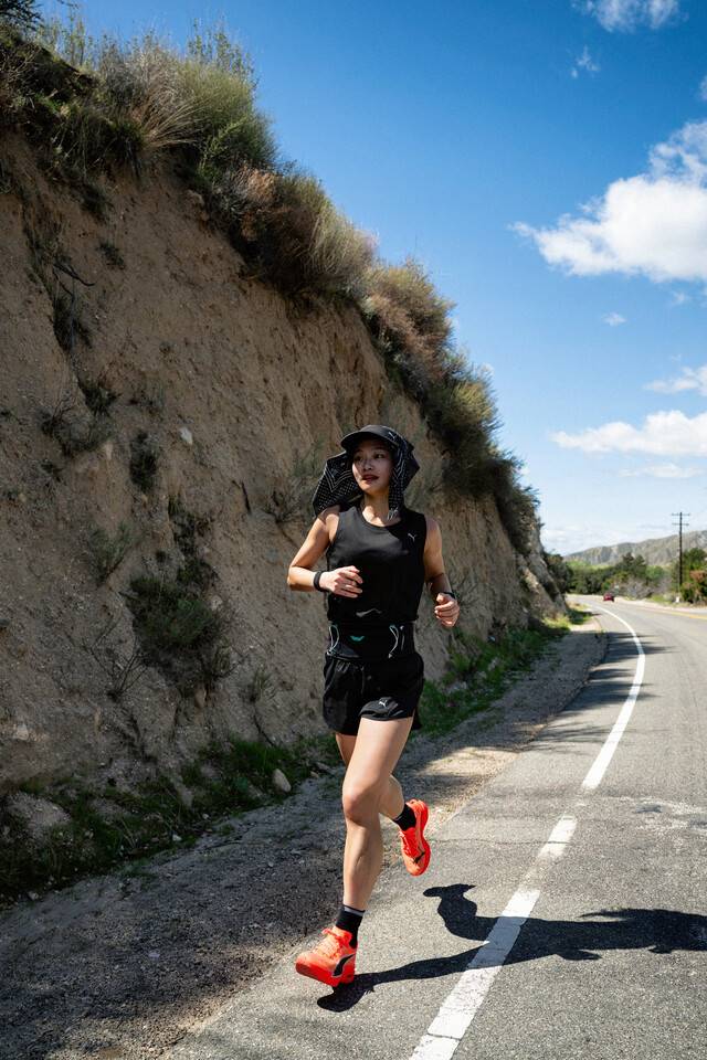 트레일러닝 크루 ‘꼬뮨 드 서울’의 조소영씨가 지난 3월 말 미국 로스앤젤레스, 라스베이거스 등지에서 열린 비공식 장거리 달리기 대회 ‘더 스피드 프로젝트’에서 달리고 있다. 블룸스튜디오 제공