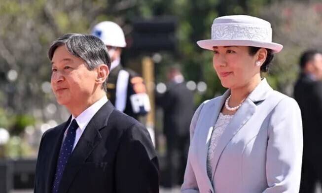 나루히토 일왕과 마사코 왕비가 2023년 인도네시아 국빈 방문 중 칼리바타 영웅 묘지를 참배하고 있다. 로이터 연합뉴스