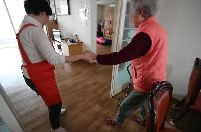 서울의 한 아파트에서 방문요양보호사가 노인이 스트레칭하는 것을 돕고 있다. 백소아 기자 thanks@hani.co.kr