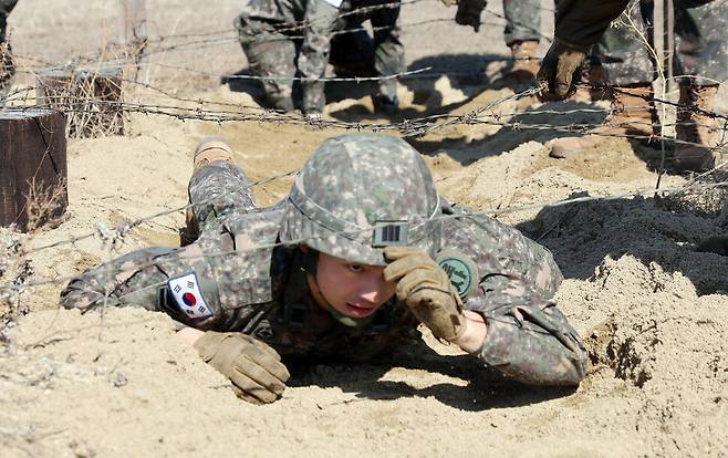 지난 2월18일 오후 경기 평택시 캠프 험프리스 미2사단에서 4월 미국 육군사관학교(웨스트포인트)에서 열린 샌드허스트 경연대회에 참가하는 육군사관학교 생도들이 장애물을 넘는 훈련을 받고 있다. 연합뉴스