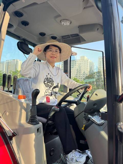 전종덕 국회 농림축산식품해양수산위원회 국회의원이 전봉준 트랙터 3차 투쟁단 원정 때 트랙터를 직접 운전하기 위해 운전 연습을 하고 있다. 전종덕 의원실 제공