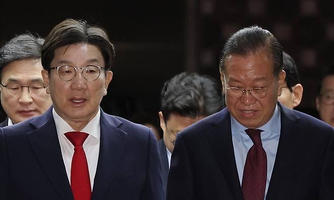권영세 국민의힘 비상대책위원장과 권성동 원내대표가 5일 서울 여의도 국회에서 열린 의원총회에 참석하고 있다. 연합뉴스