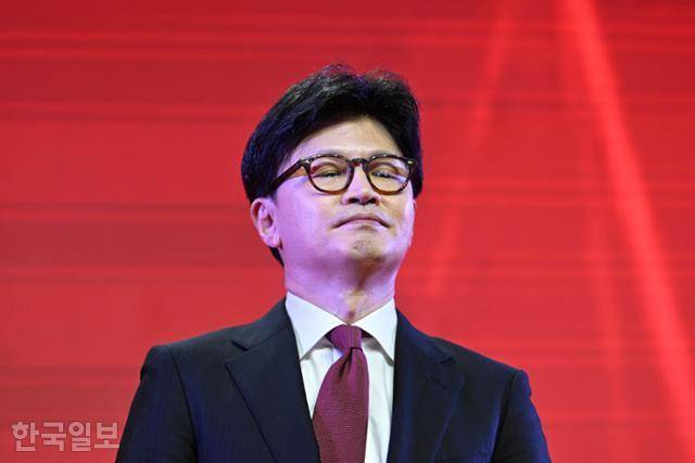 한동훈 국민의힘 대선 후보가 3일 경기 일산 킨텍스에서 열린 제5차 전당대회에서 탈락한 후 김문수 후보의 연설을 듣고 있다. 고양=하상윤 기자