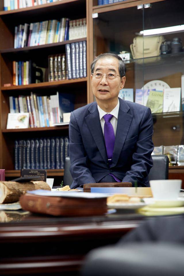 대선 출마를 선언한 무소속 한덕수 예비후보가 4일 예배 참석차 서울 종로구 종교교회를 찾아 전창희 담임 목사 등 교회 관계자들과 대화하고 있다. 한덕수 캠프