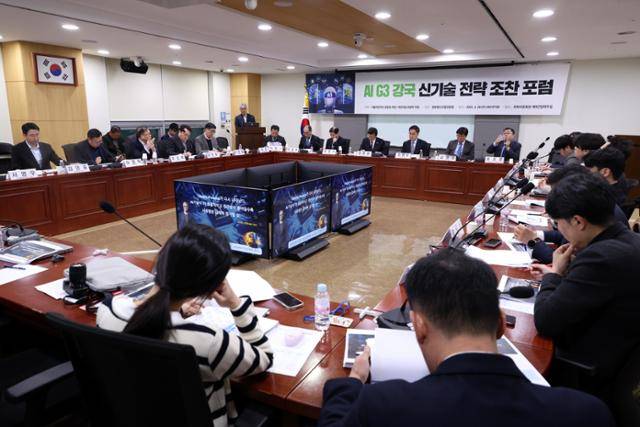 지난달 26일 서울 여의도 국회 의원회관 간담회의실에서 열린 AI G3 강국 신기술 전략 조찬 포럼에서 참석자들이 발제 자료를 검토하고 있다. 뉴시스
