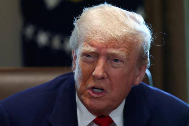 도널드 트럼프 미국 대통령이 지난달 30일 워싱턴 백악관에서 각료 회의를 주재하고 있다. 워싱턴=로이터 연합뉴스