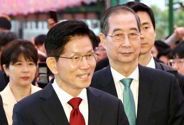 김문수 국민의힘 대선 후보와 한덕수 무소속 대선 예비후보가 5일 서울 종로구 조계사에서 열린 부처님오신날 봉축법요식에 참석하고 있다. 대통령실통신사진기자단