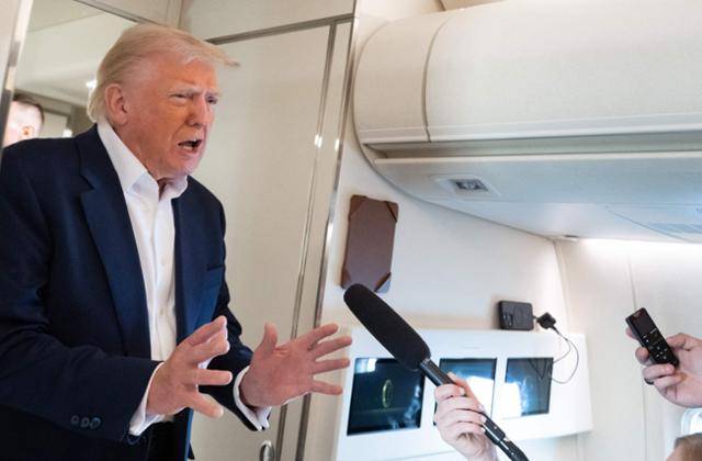 도널드 트럼프 미국 대통령이 4일 플로리다에서 워싱턴으로 돌아오는 전용기 안에서 기자들 질문에 답하고 있다. 워싱턴=AFP 연합뉴스