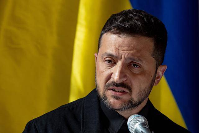 볼로디미르 젤렌스키 우크라이나 대통령이 4일 체코 프라하에서 열린 페트르 파벨 체코 대통령과의 정상회담 이후 기자회견에서 질문에 답변하고 있다. 프라하=EPA 연합뉴스