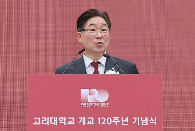 김동원 고려대 총장이 5일 서울 성북구 고려대 중앙광장에서 열린 개교 120주년 기념식에서 발언하고 있다. 연합뉴스.