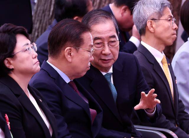 한덕수 전 국무총리가 5일 서울 종로구 조계사에서 열린 불기 2569년 부처님오신날 봉축법요식에 참석해 국민의힘 권영세 비상대책위원장과 대화하고 있다. 연합뉴스