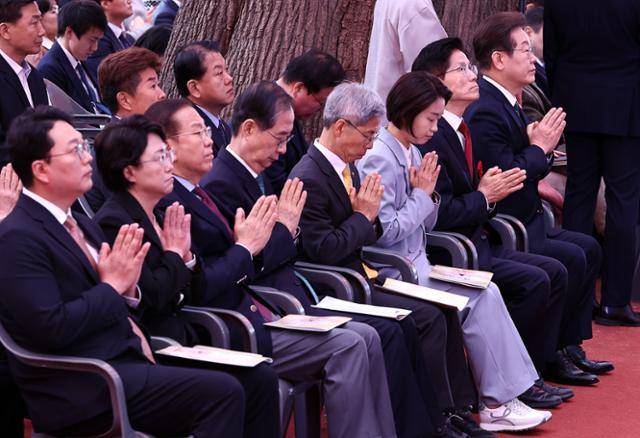 5일 서울 종로구 조계사에서 열린 불기 2569년 부처님오신날 봉축법요식에 대선 후보와 정당 정치인들이 합장하고 있다. 연합뉴스