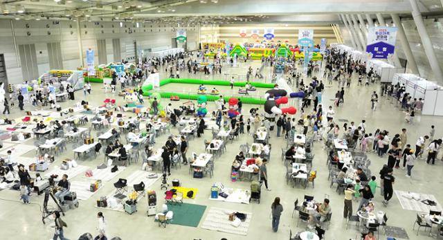 5일 창원컨벤션센터에서 열린 '2025 두산 가족문화제'를 찾은 참가자들이 무대 공연을 관람하고 있다. 두산에너빌리티 제공