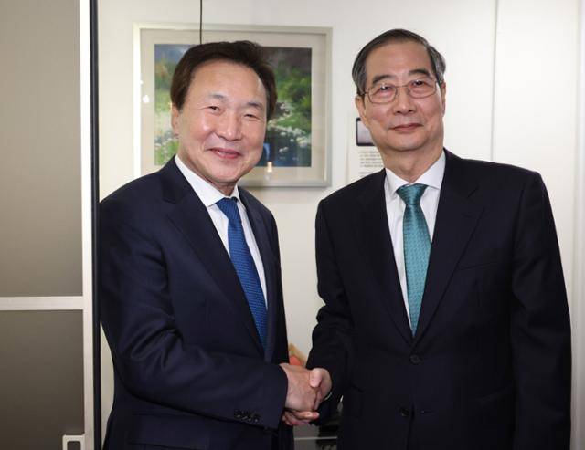 한덕수 전 국무총리와 손학규 전 바른미래당 대표가 5일 서울 종로구의 한 식당에서 만찬 회동을 갖기 전 인사를 나누고 있다. 뉴스1