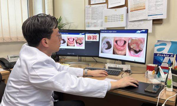 세브란스병원 피부과 김도영 교수가 베체트병 증상에 대해 설명하고 있다./사진=김예경 기자