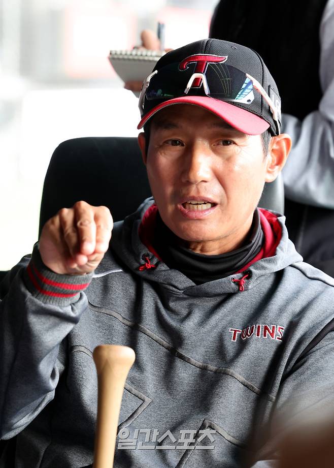 염경엽 LG 감독이 27일 오후 잠실야구장에서 열리는 2025 프로야구 한화와의 경기를 앞두고 취재진과 인터뷰하고 있다. 잠실=정시종 기자 /2025.03.27.