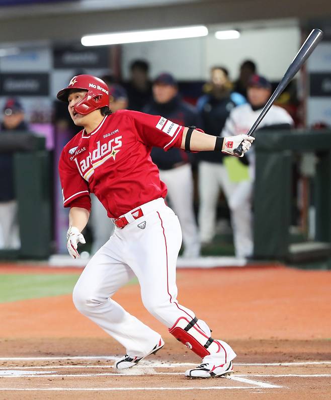 최정이 통산 498호 홈런을 부산 사직구장에서 때려냈다. 사진=SSG 랜더스