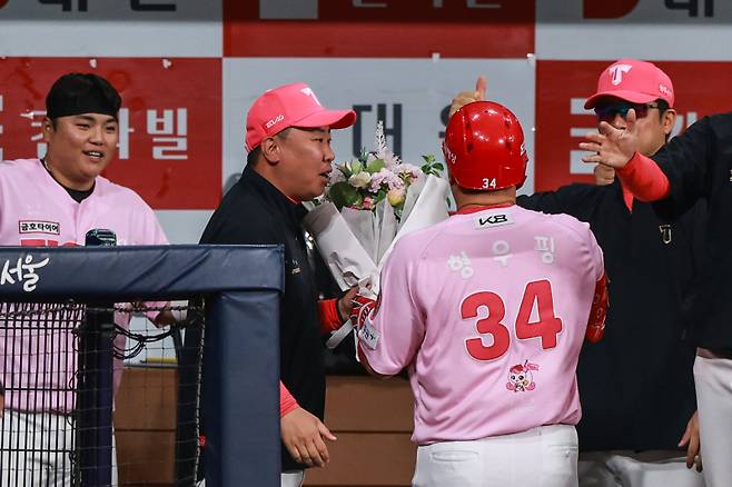 최형우가 홈런을 친 뒤 이범호 감독의 축하를 받고 있다. 사진=KIA 타이거즈