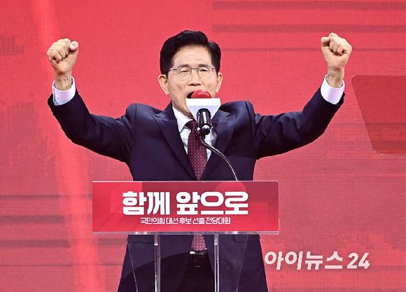 김문수 국민의 힘 대선 후보가 차기 대선 '3자 대결' 구도에서 27.8%로 2위를 차지했다. 사진은 김문수 후보가 지난 3일 오후 경기 일산 킨텍스에서 열린 제5차 전당대회에서 수락 연설을 하고 있는 모습. [사진=곽영래 기자]