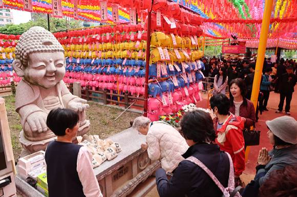 부처님오신날인 5일 서울 종로구 조계사에서 불자들이 기도하고 있다. 2025.5.5. [사진=연합뉴스]