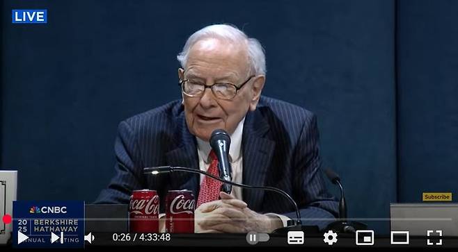2025년 버크셔 해서웨이 주총에서 발언하는 워런 버핏 회장 [사진=CNBC 라이브 유튜브 캡처]