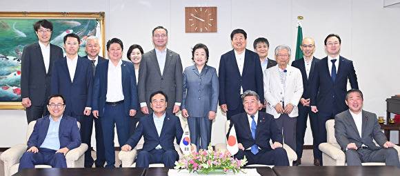 홍성주 대구시경제부시장과 이만규 대구시의회의장(앞줄 왼쪽부터)과  히로시마시 모타니 다쓰노리 시의회 의장과 마쓰이 가즈미 시장 등이 대구시 방문단과 히로시마시 관계자들과 기념촬영을 하고 있다 [사진=대구시]