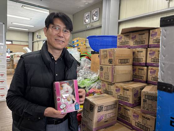 박준성 트루 사무총장이 지난 1일 경기 고양시 소재 트루 사무실에서 햄스터 인영을 들고 서 있다. 트루는 시민, 기업에서 기부받은 폐장난감을 수리해 장난감으로 되팔거나 플라스틱으로 재활용하는 공익단체다. 김성진 기자