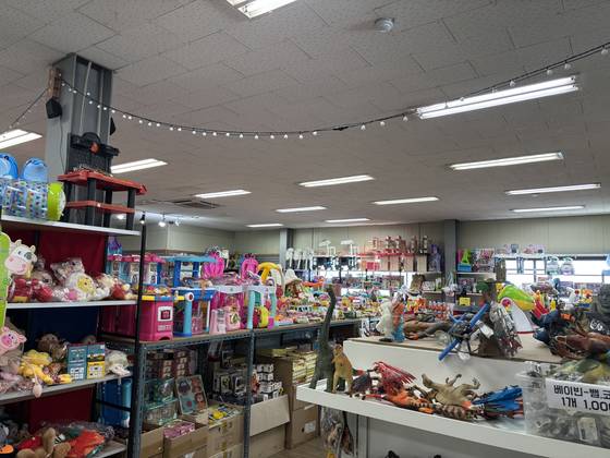 지난 1일 경기 고양시 소재 사단법인 트루에 폐장난감들이 판매되는 모습. 아예 새 것이거나 고장난 것을 수리한 장난감들이다. 정가의 10~30%에 판매된다. 김성진 기자