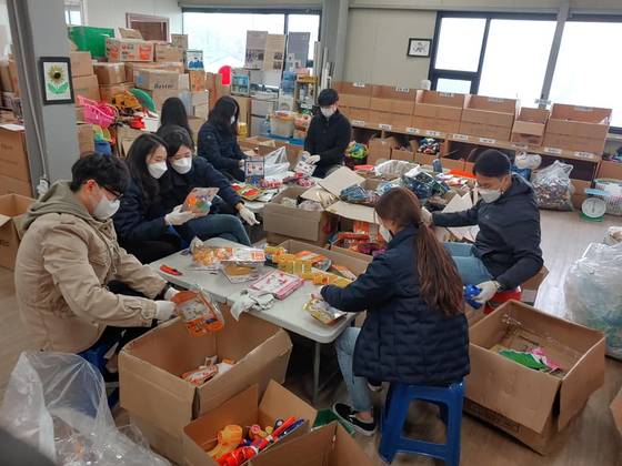 사단법인 트루는 매달 장난감 학교 '쓸모'를 열고 있다. 아이, 시민들이 폐장난감을 직접 분해하고 예술 작품을 창조하는 프로그램이다. 사진 트루