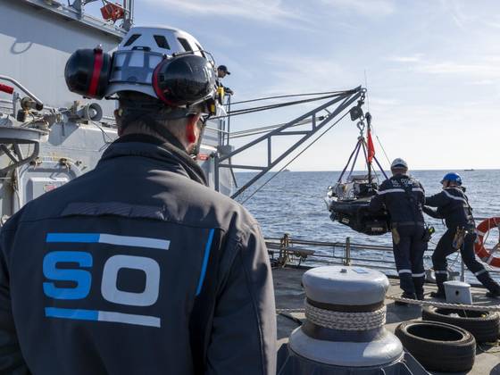 원격 자폭무기로 개조된 제트스키를 내리고 있는 프랑스 해군. 프랑스 국방부