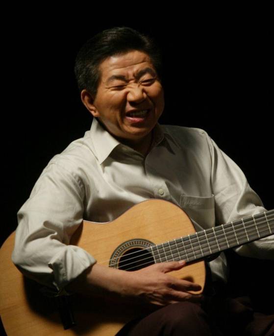 2002년 대선을 한 달쯤 앞두고 방영된 TV 광고 '기타치는 대통령'은 선거 광고의 대성공 사례로 꼽힌다. 노무현은 돈이 없어 이 광고를 거의 공짜로 찍었다고 말한다. 노무현재단