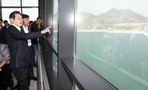 더불어민주당 이재명 대선 후보가 지난달 24일 신시배수갑문이 내려다보이는 '새만금 33센터'를 방문, 김관영 전북지사 등과 함께 새만금 일대를 둘러보고 있다. 연합뉴스