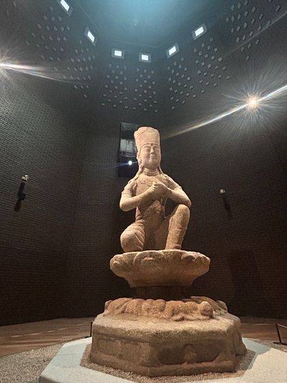 월정사 성보박물관에 전시되고 있는 '평창 월정사 석조보살좌상'(국보). 애초엔 월정사 팔각구층석탑(국보)을 향해 두 손을 가슴 앞에 모으고 공양을 올리는 듯한 자세로 앉아 있었다. 고려시대부터 풍화작용에 시달린 진품은 성보박물관으로 옮겼고 현재 석탑 앞엔 2008년 9월 이재순 석장이 조성한 복제품이 앉아 있다. 강혜란 기자