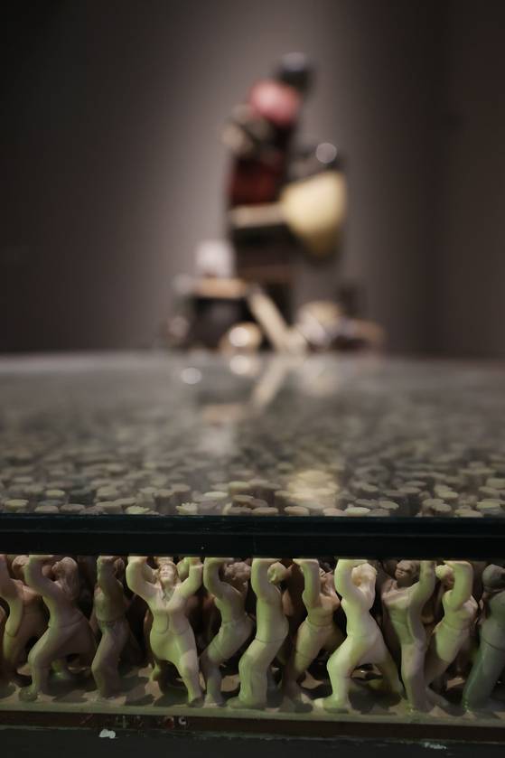 서도호의 '바닥'은 다양한 인종과 성별의 작은 사람들이 두꺼운 유리판을 떠받치고 있는 모습이다. 연합뉴스