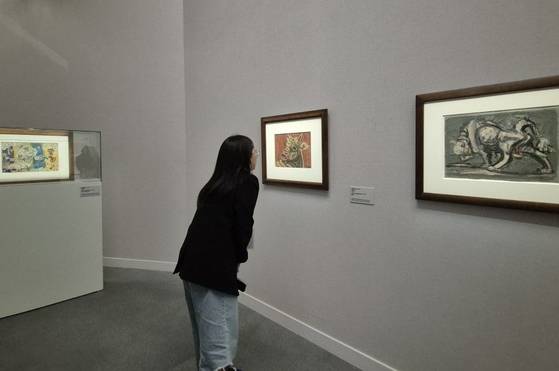 이중섭의 '흰 소'(오른쪽)과 '황소'가 나란히 걸린 국립현대미술관 과천. '황소'는 9월에 다른 작품으로 교체된다. 과천=권근영 기자