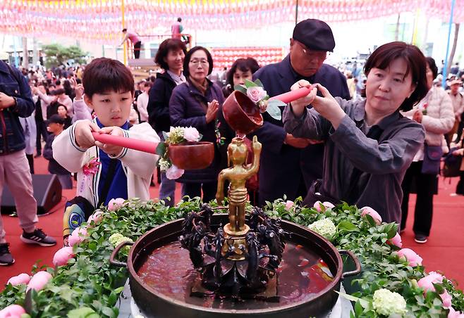 5일 조계사에서 불자들이 관불의식을 하고 있다. 연합뉴스