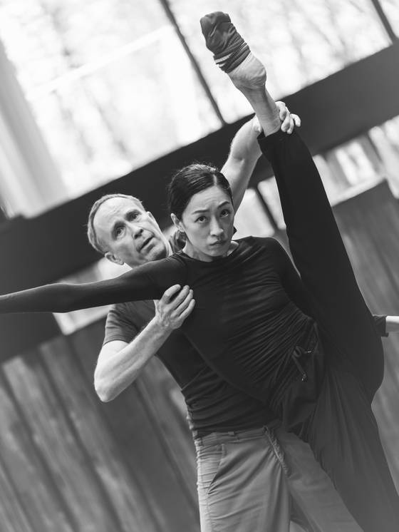 이상은이 요한 잉거 안무작 ‘워킹 매드’를 연습하고 있다. 사진 세종문화회관