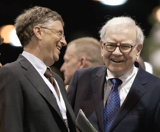 워런 버핏 버크셔 해서웨이 회장(오른쪽)과 빌 게이츠 마이크로소프트 창업자. AP=연합뉴스