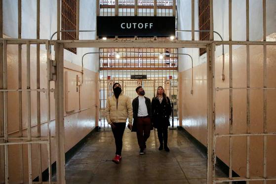 알카트라즈 감옥을 둘러보는 관광객들. 로이터=연합뉴스