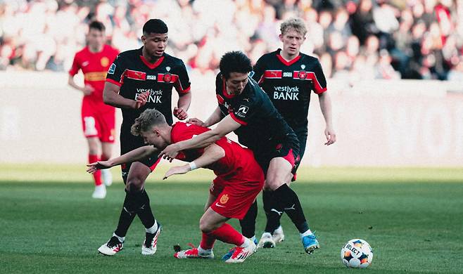 덴마크 미트윌란 수비수 이한범(가운데). [사진 미트윌란]