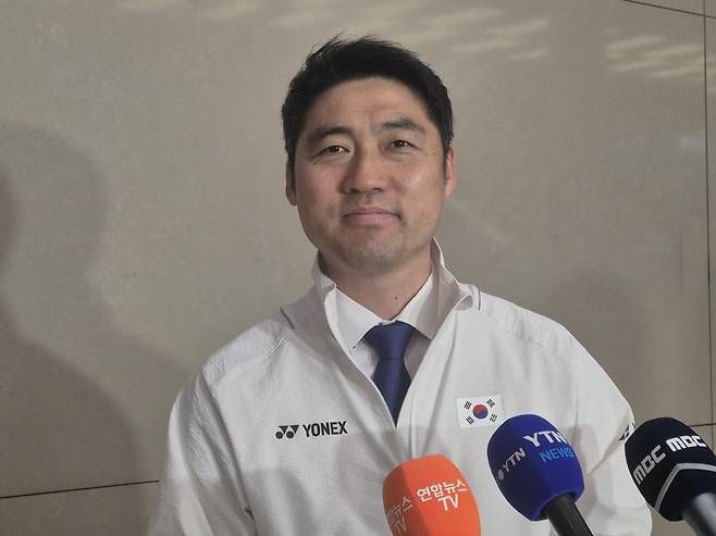 김동문 대한배드민턴협회장은 5일 인천국제공항에서 선수들의 개인 후원 계약을 공식 허용한다고 발표했다. [연합뉴스]