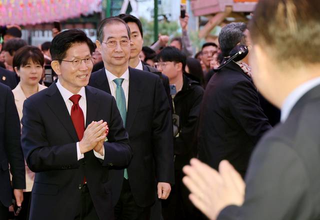 ▲ 국민의힘 김문수 대선 후보와 무소속 한덕수 대선 예비후보가 5일 서울 종로구 조계사에서 열린 불기 2569년 부처님오신날 봉축법요식에 참석하고 있다.연합뉴스