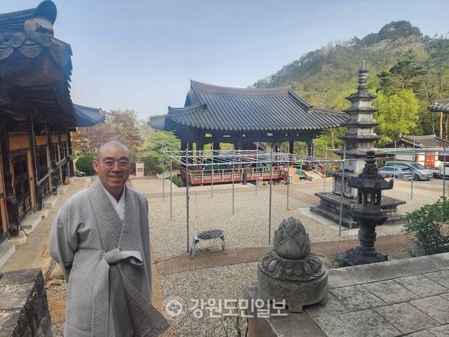 ▲ 천은사에서 만난 동은스님. 부처님 오신날 준비로 목장갑을 끼고 불자들과 함께 한창 작업 중이었다.