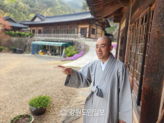 ▲ 동은스님이 가리키는 방향은 어디일까. 스님은 AI알고리즘으로 사람들이 편향적 사고를 갖게 되는 것을 우려했다.