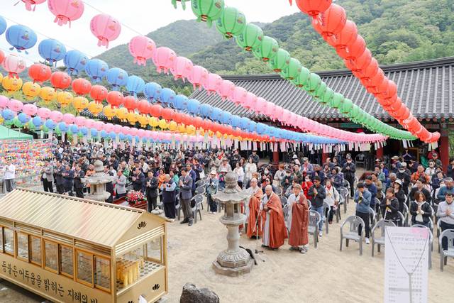 ▲ 불기 2569년 부처님 오신 날 봉축법요식이 5일 원주 구룡사(주지스님 해공)에서 원강수 원주시장, 곽문근 원주시의회 부의장, 이강우 원주소방서장을 비롯한 각계 인사들과 신도 등이 참석한 가운데 봉행됐다. 원주시 제공