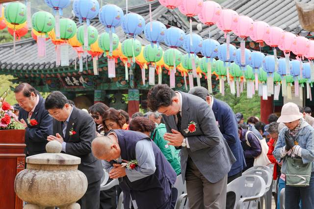 ▲ 불기 2569년 부처님 오신 날 봉축법요식이 5일 원주 구룡사(주지스님 해공)에서 원강수 원주시장, 곽문근 원주시의회 부의장, 이강우 원주소방서장을 비롯한 각계 인사들과 신도 등이 참석한 가운데 봉행됐다. 원주시 제공