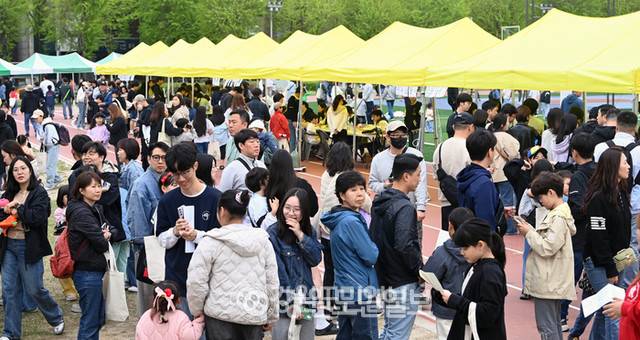 ▲ 어린이날인 5일 춘천교육대학교에서 ‘2025 어린이날 행사 강원愛(애)들 페스티벌’열려 방문한 시민들이 즐거운 시간을 보내고 있다. 방도겸 기자