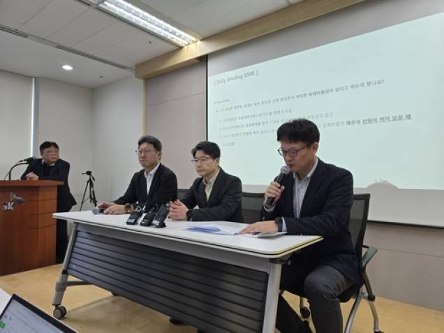 ▲ &nbsp;SK텔레콤이 5일 일일 브리핑에서 해킹 사태 동향에 대해 설명하고 있다. [연합뉴스]