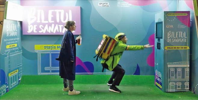 전주국제영화제 개막작 ‘콘티넨탈 ’25’의 한 장면.   전주국제영화제 제공